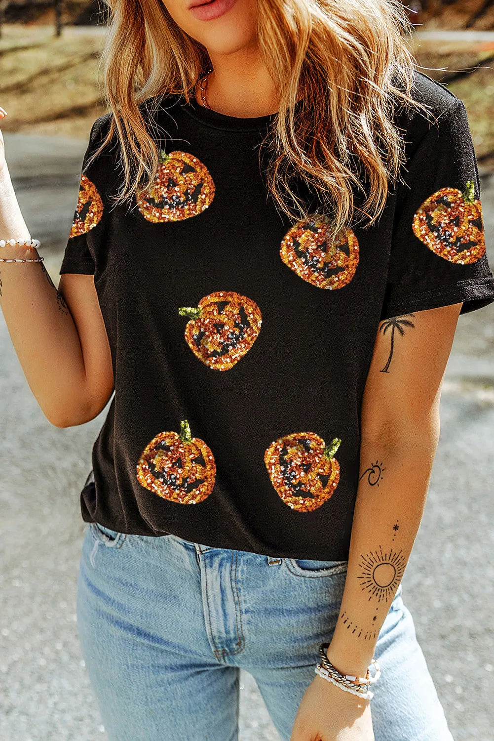 Camiseta de manga corta con cuello redondo y calabaza con lentejuelas