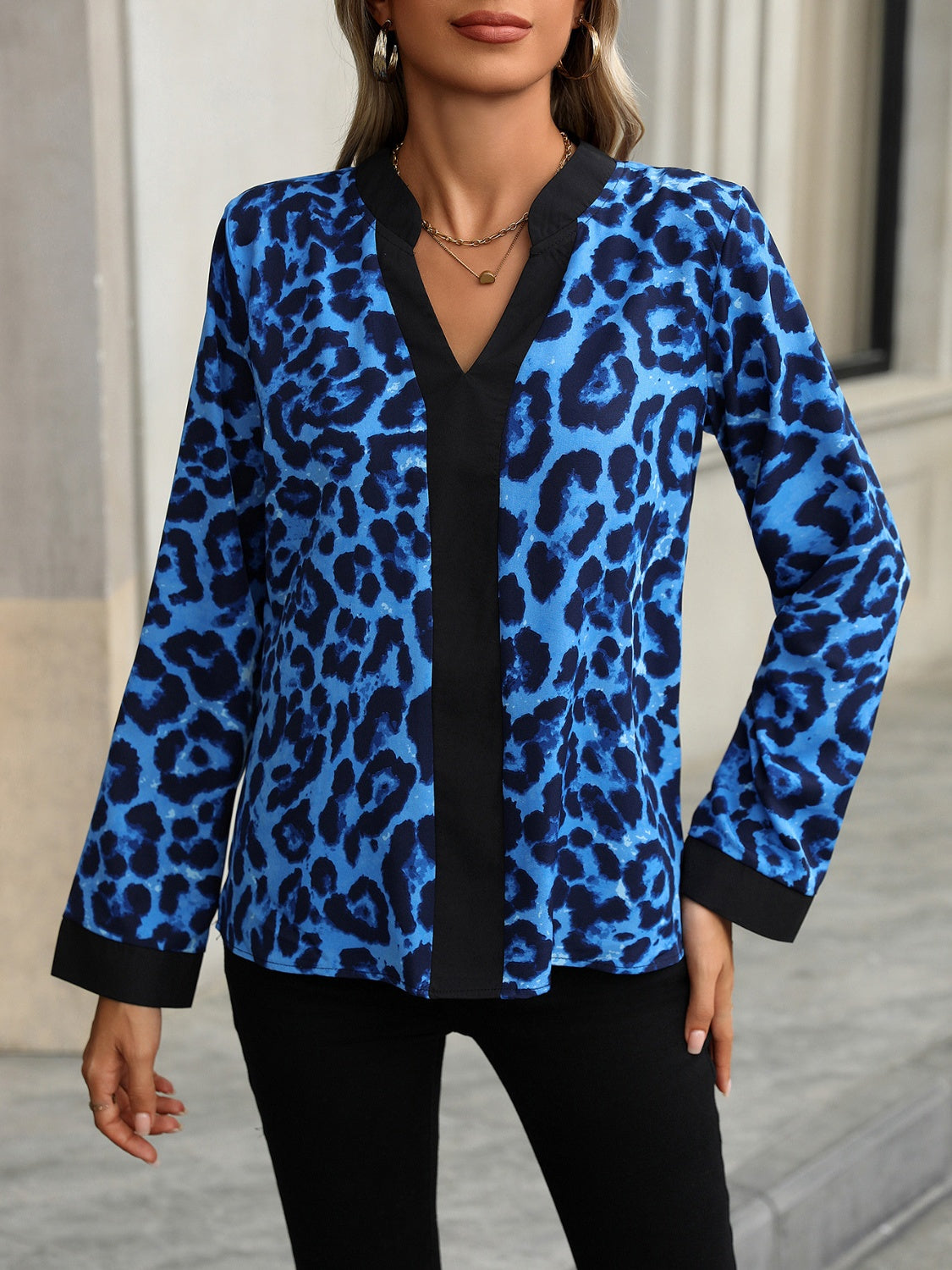 Blusa de manga larga con muescas de leopardo