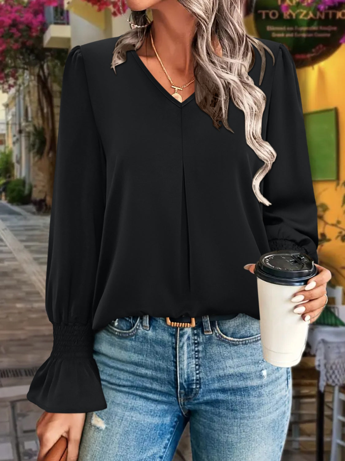 Blusa con escote en V y mangas con volantes