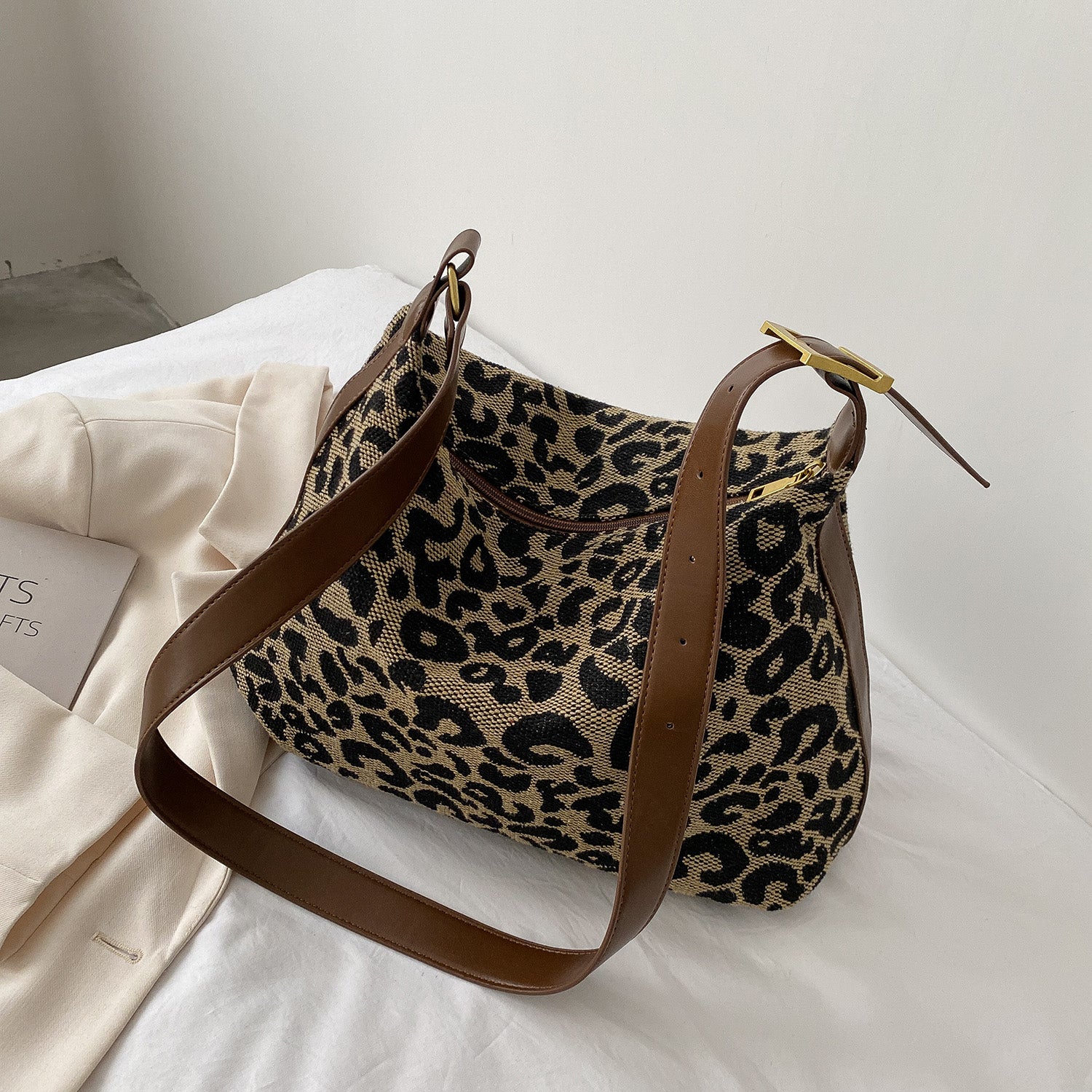 Bolso de hombro de piel sintética con estampado de leopardo