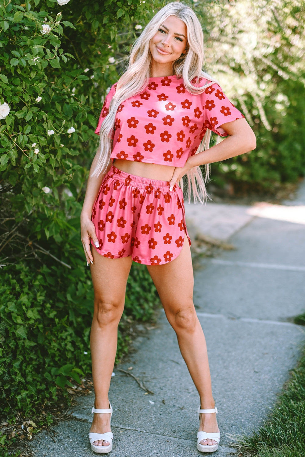 Conjunto de salón con top y pantalones cortos con cuello redondo y flores