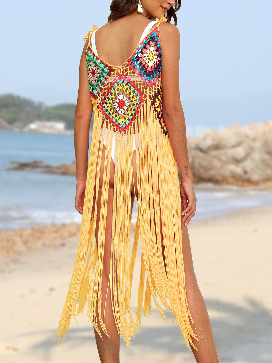 Vestido playero con flecos y tirantes finos