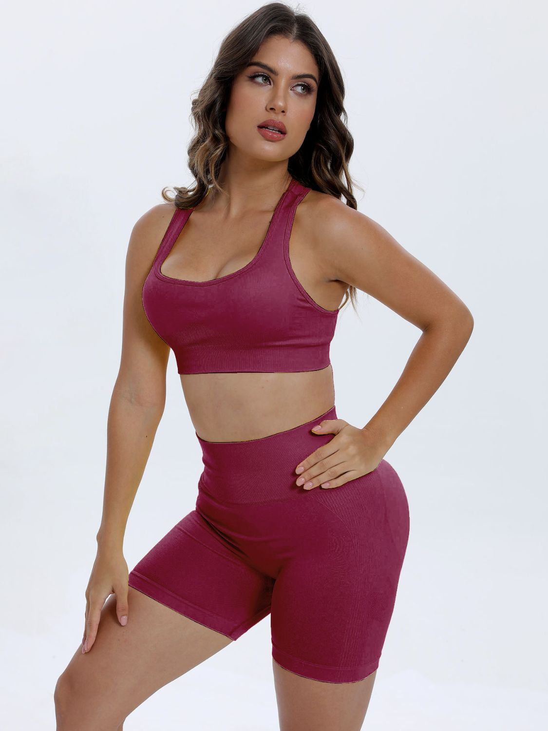 Conjunto deportivo de top y pantalones cortos con tirantes anchos y escote redondo