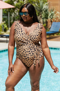 Traje de baño de una pieza con efecto cruzado y volantes flotantes de tamaño completo de Marina West Swim en leopardo