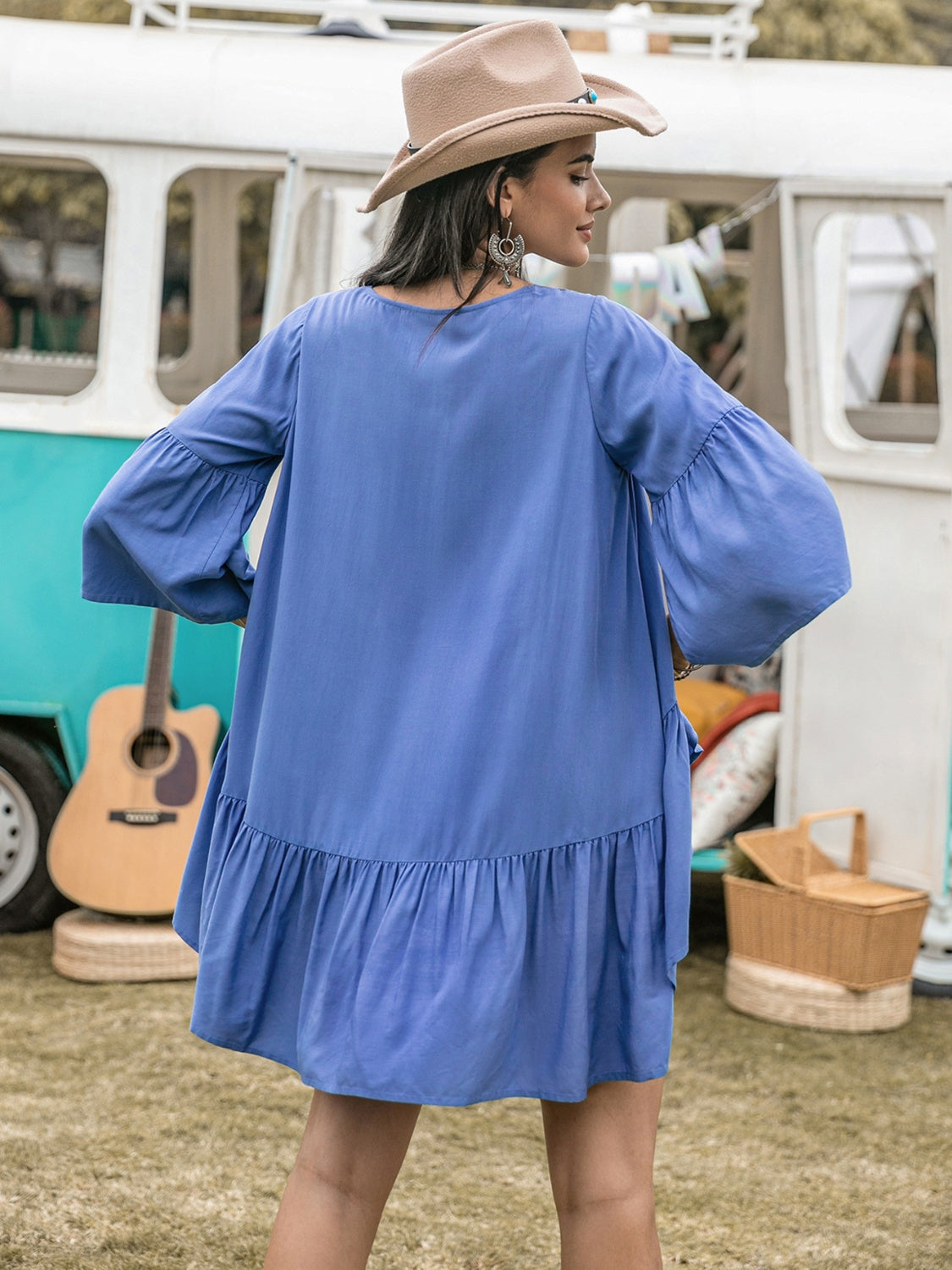 Vestido playero con hombros caídos, detalle de encaje y lazo