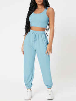 Conjunto de top con tirantes anchos y joggers con cordón