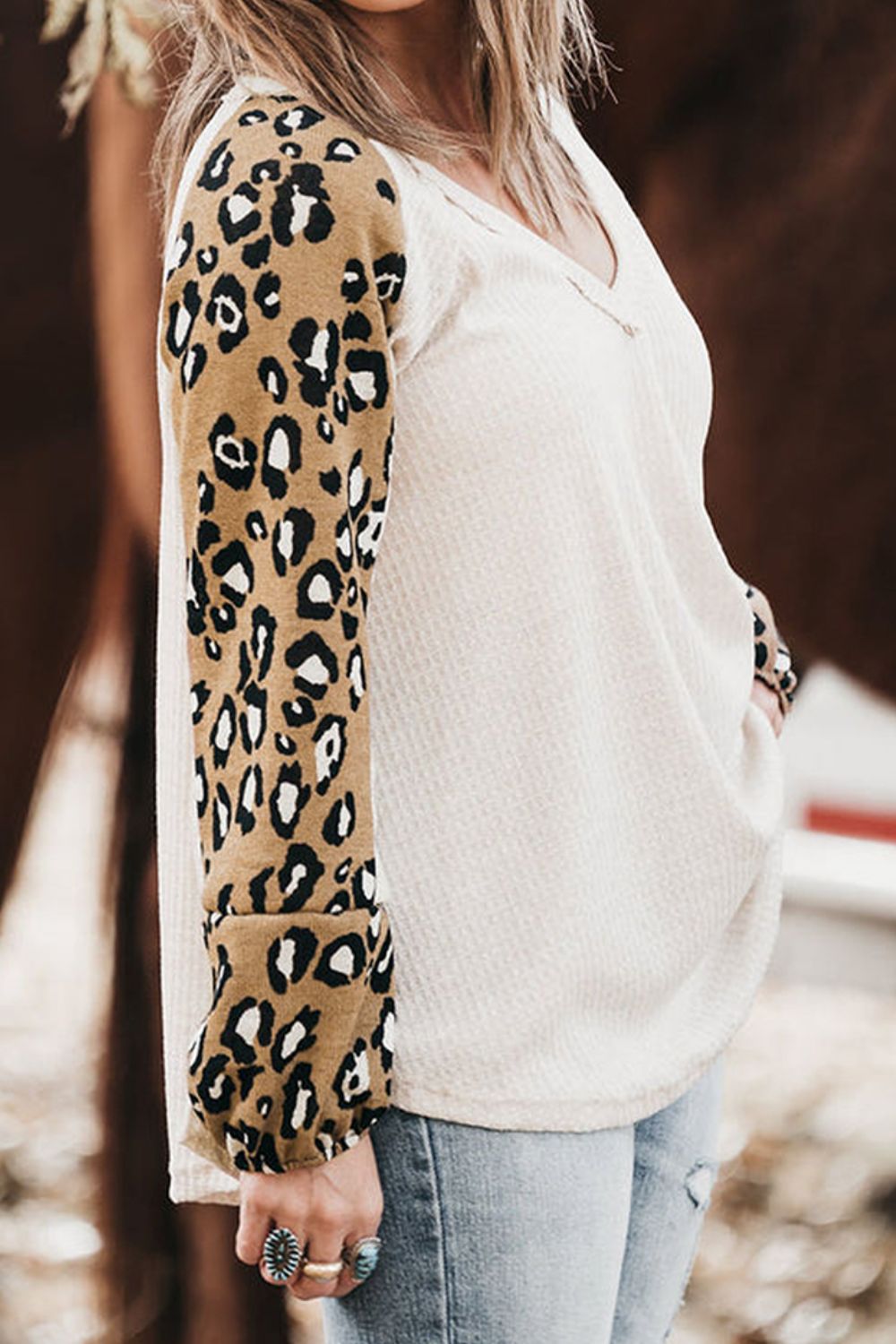 Blusa de manga raglán con escote en V y estampado de leopardo en talla grande