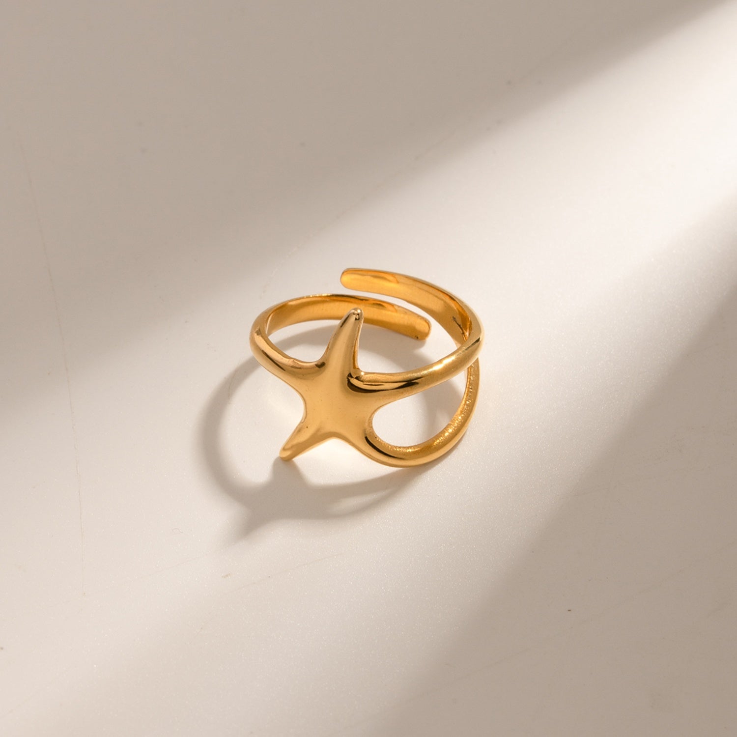 Anillo de estrella de acero inoxidable bañado en oro