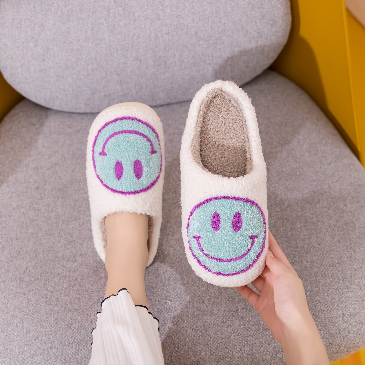 Pantuflas con cara sonriente de Melody