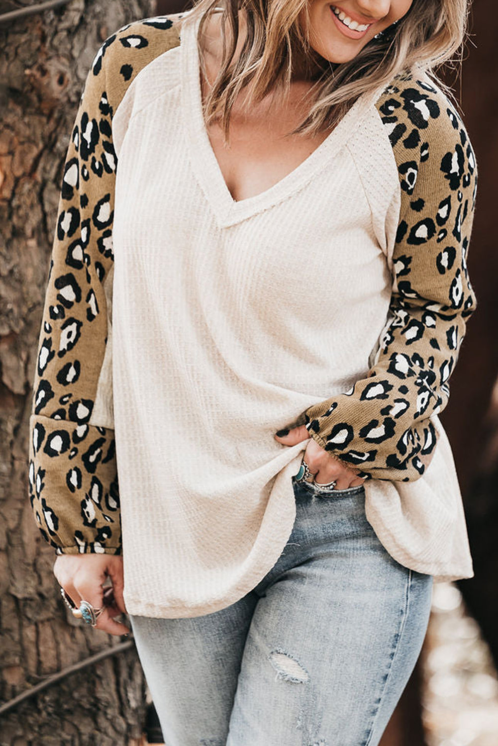 Blusa de manga raglán con escote en V y estampado de leopardo en talla grande