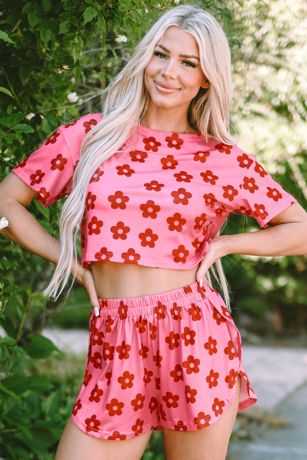 Conjunto de salón con top y pantalones cortos con cuello redondo y flores