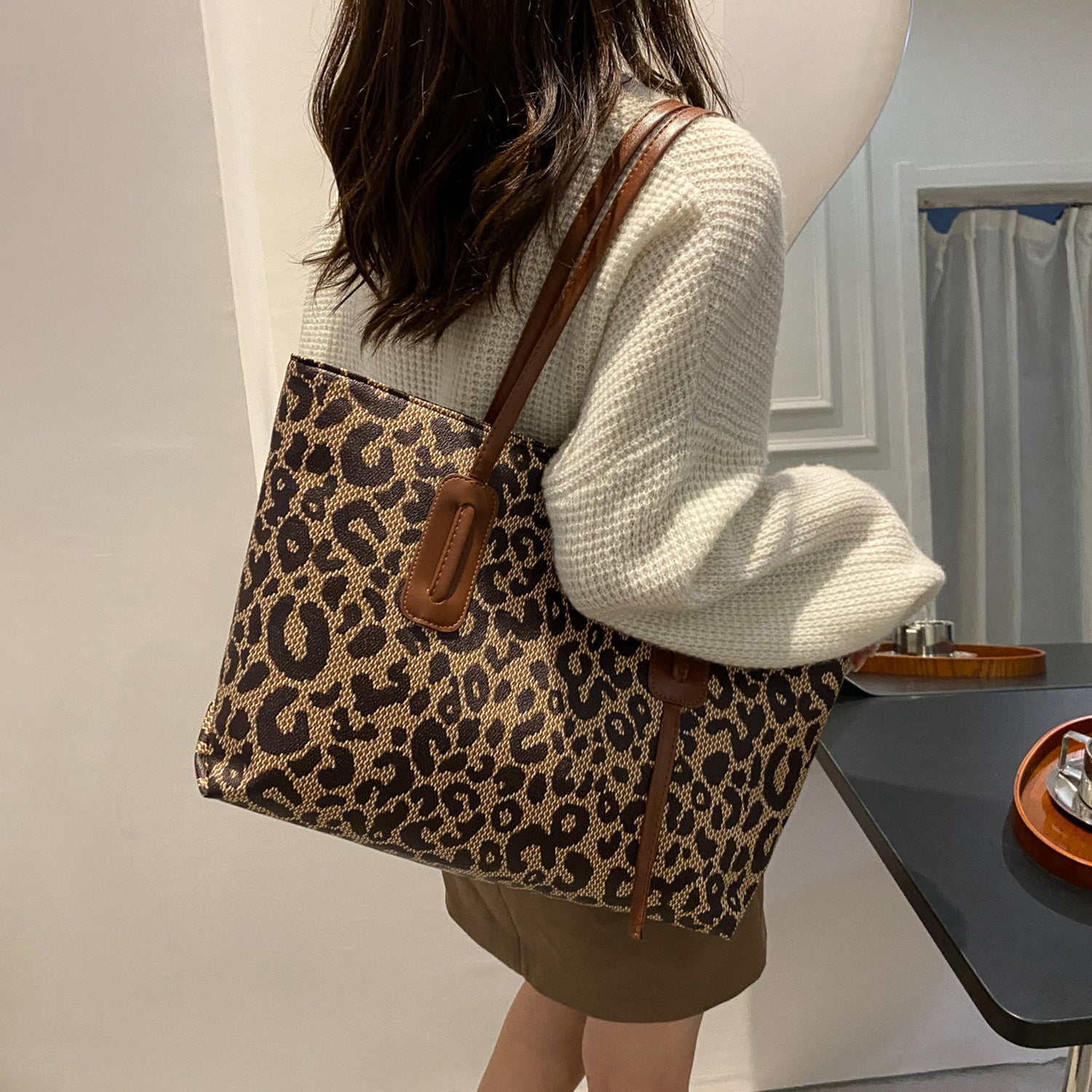 Bolso de mano de piel sintética con estampado de leopardo