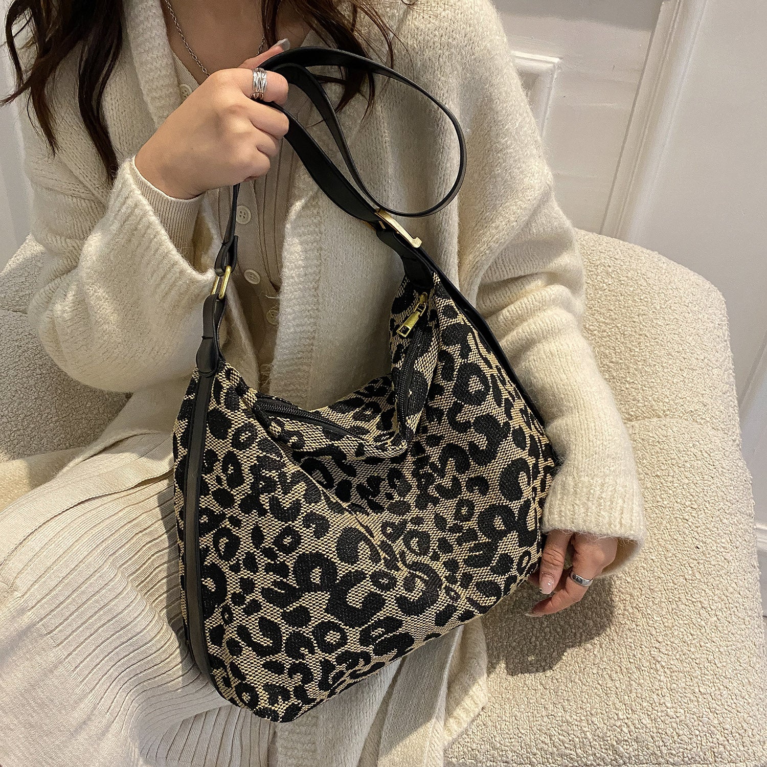 Bolso de hombro de piel sintética con estampado de leopardo