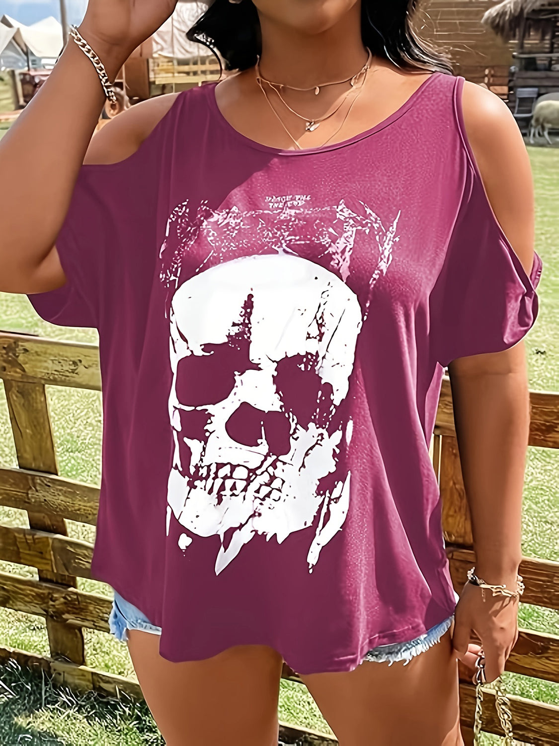 Camiseta con cuello redondo, hombros descubiertos y estampado de esqueleto en talla grande