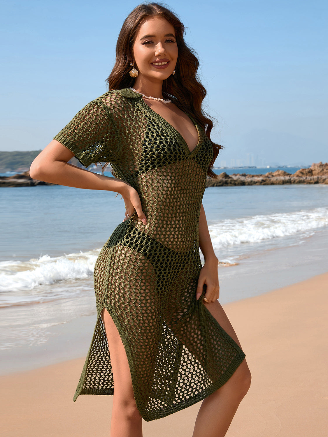 Vestido playero de manga corta con cuello halter calado y abertura