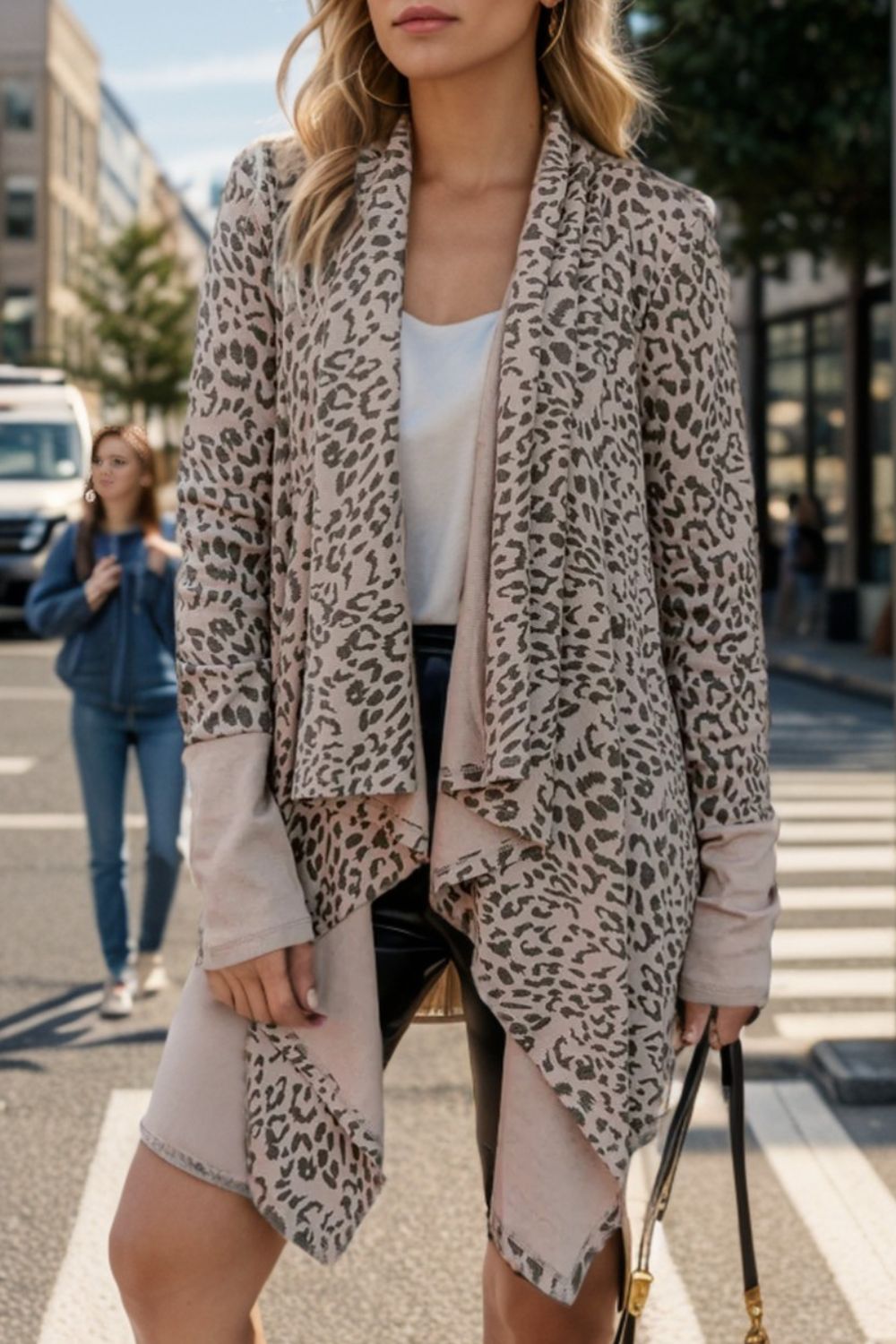 Vestido playero de manga larga con estampado de leopardo y abertura frontal