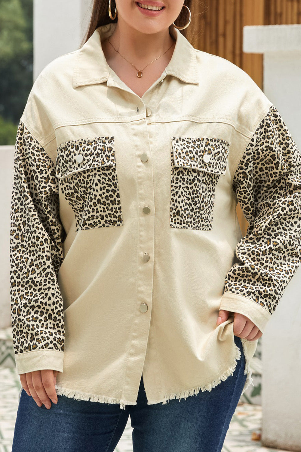 Chaqueta vaquera con dobladillo sin rematar y botones de leopardo en talla grande