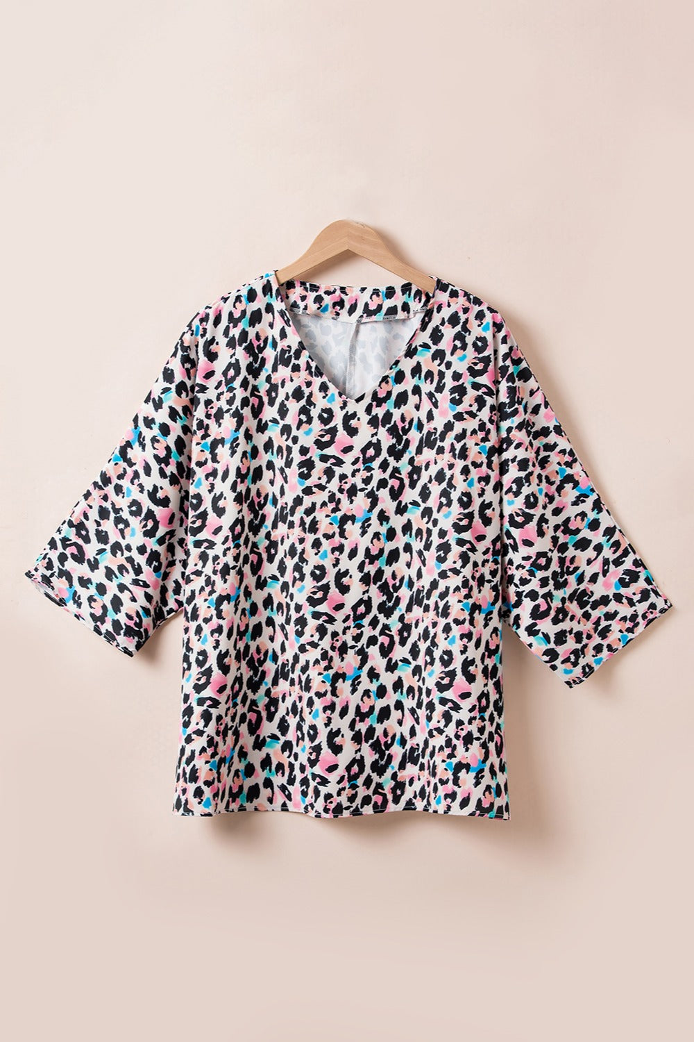 Blusa de manga tres cuartos con escote en V y estampado de leopardo en talla grande