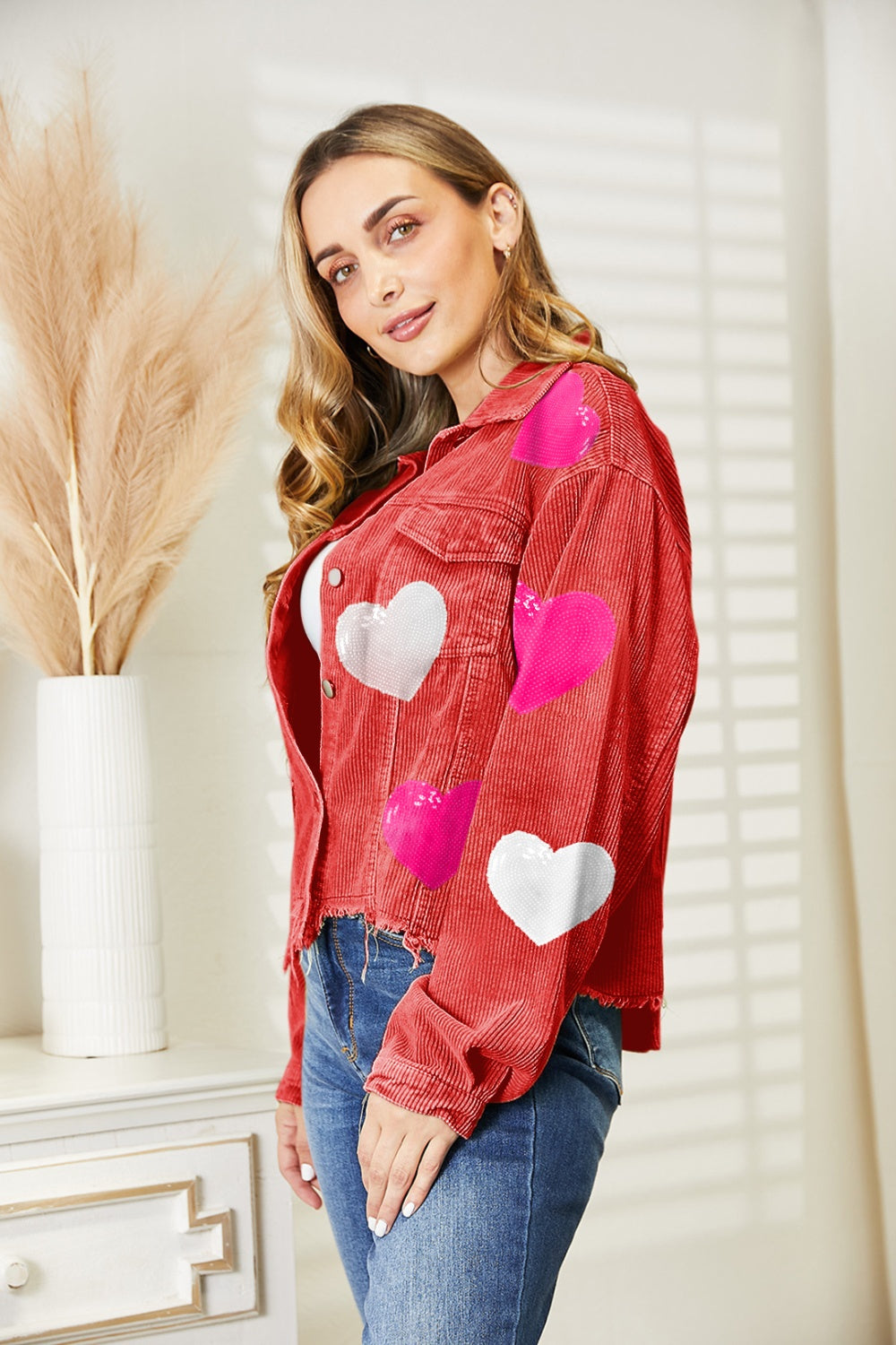 Chaqueta con hombros caídos y lentejuelas en forma de corazón