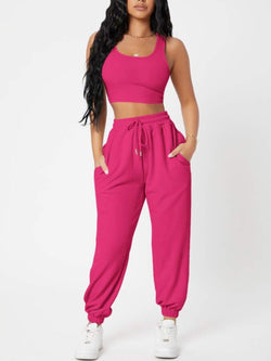 Conjunto de top con tirantes anchos y joggers con cordón