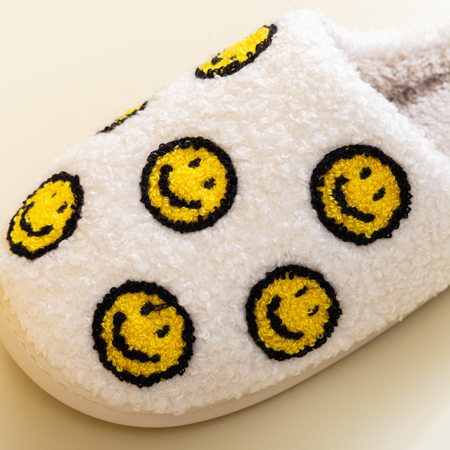 Pantuflas con cara sonriente de Melody