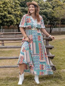 Vestido midi de media manga con estampado de encaje y detalles de talla grande