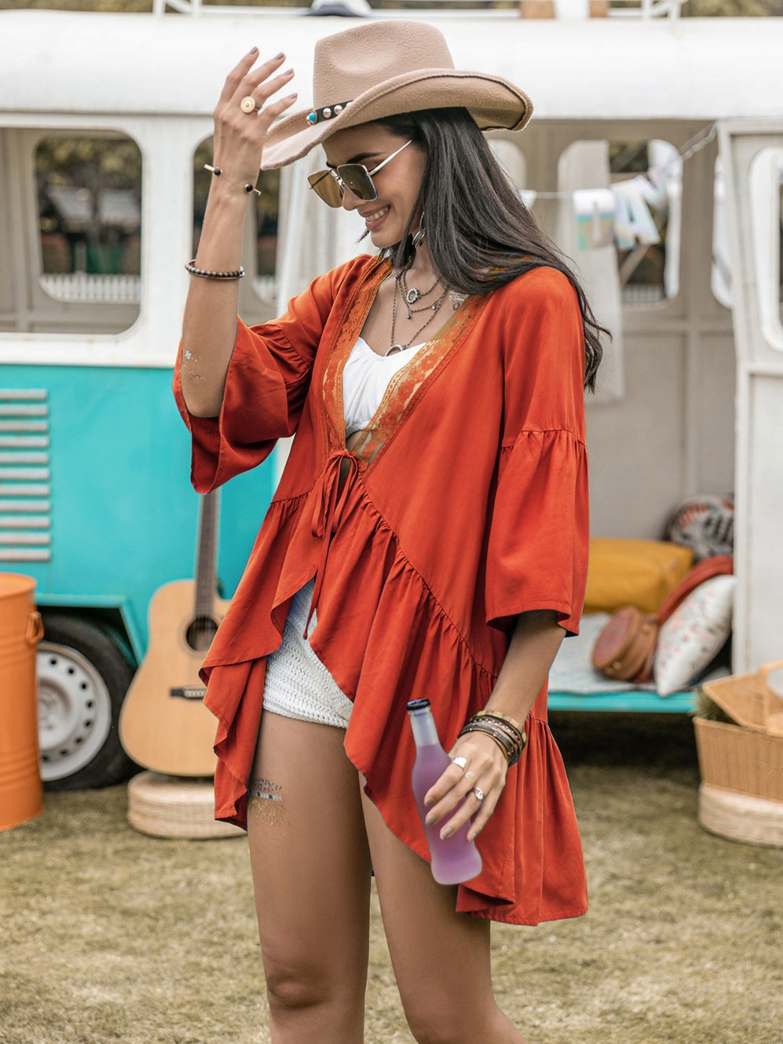 Vestido playero con hombros caídos, detalle de encaje y lazo