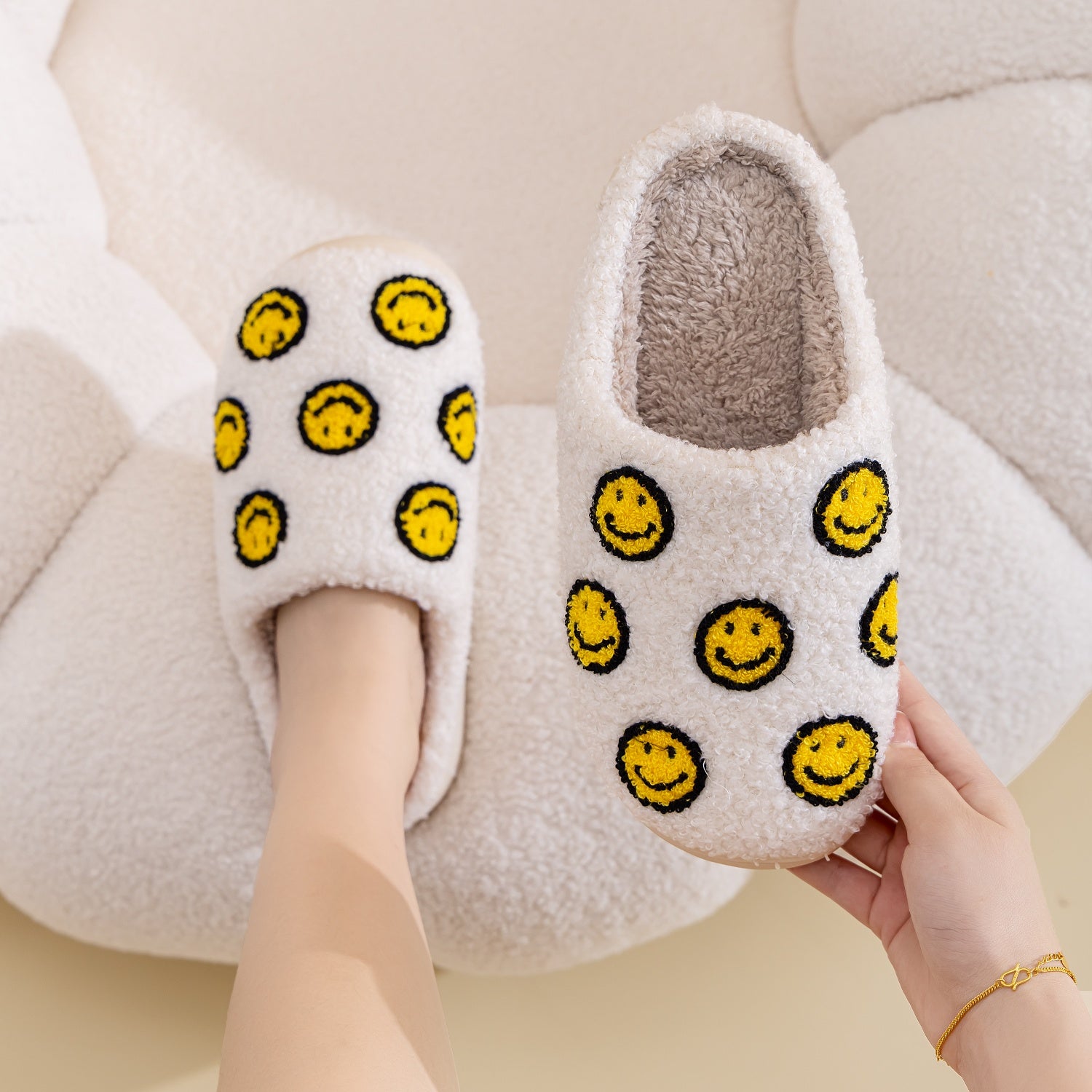 Pantuflas con cara sonriente de Melody