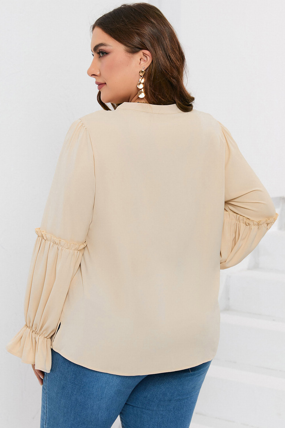 Blusa con volantes en el cuello y mangas con lazo en talla grande