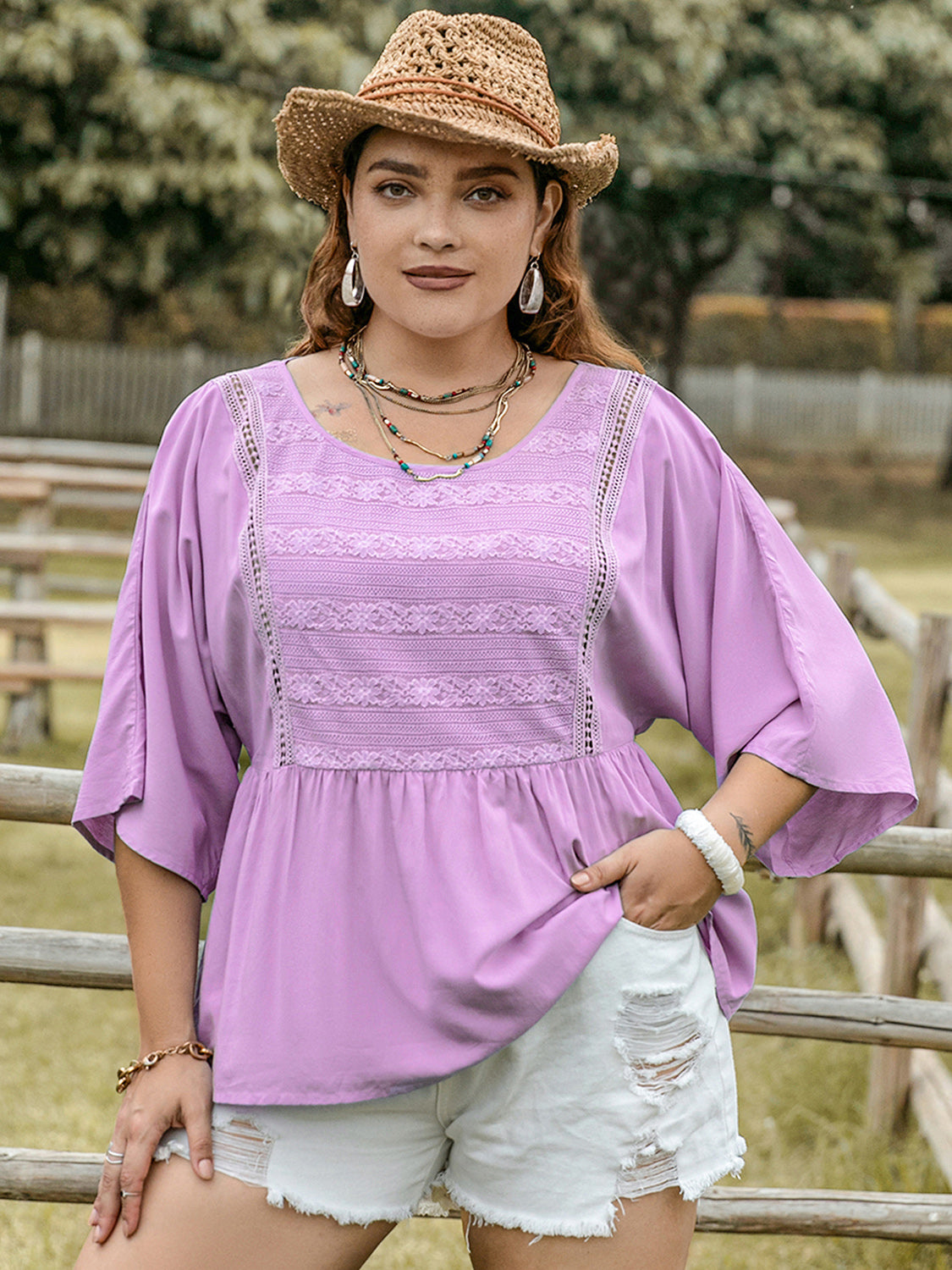 Blusa de manga tres cuartos con cuello redondo y detalle de encaje en talla grande