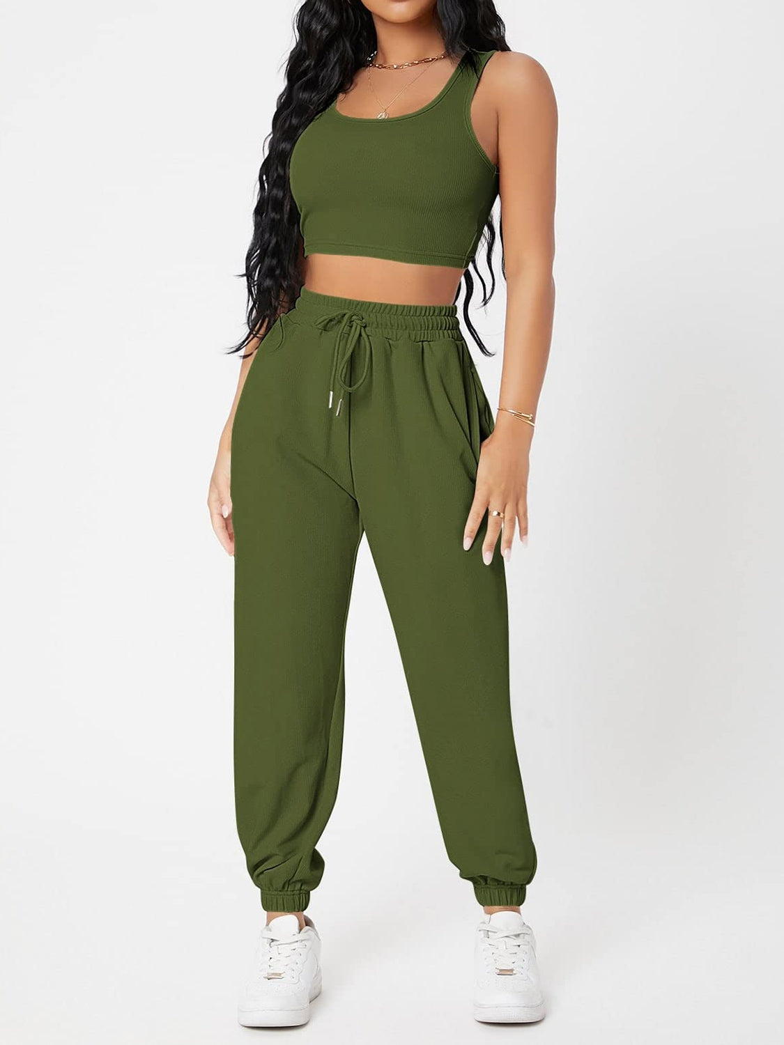 Conjunto de top con tirantes anchos y joggers con cordón