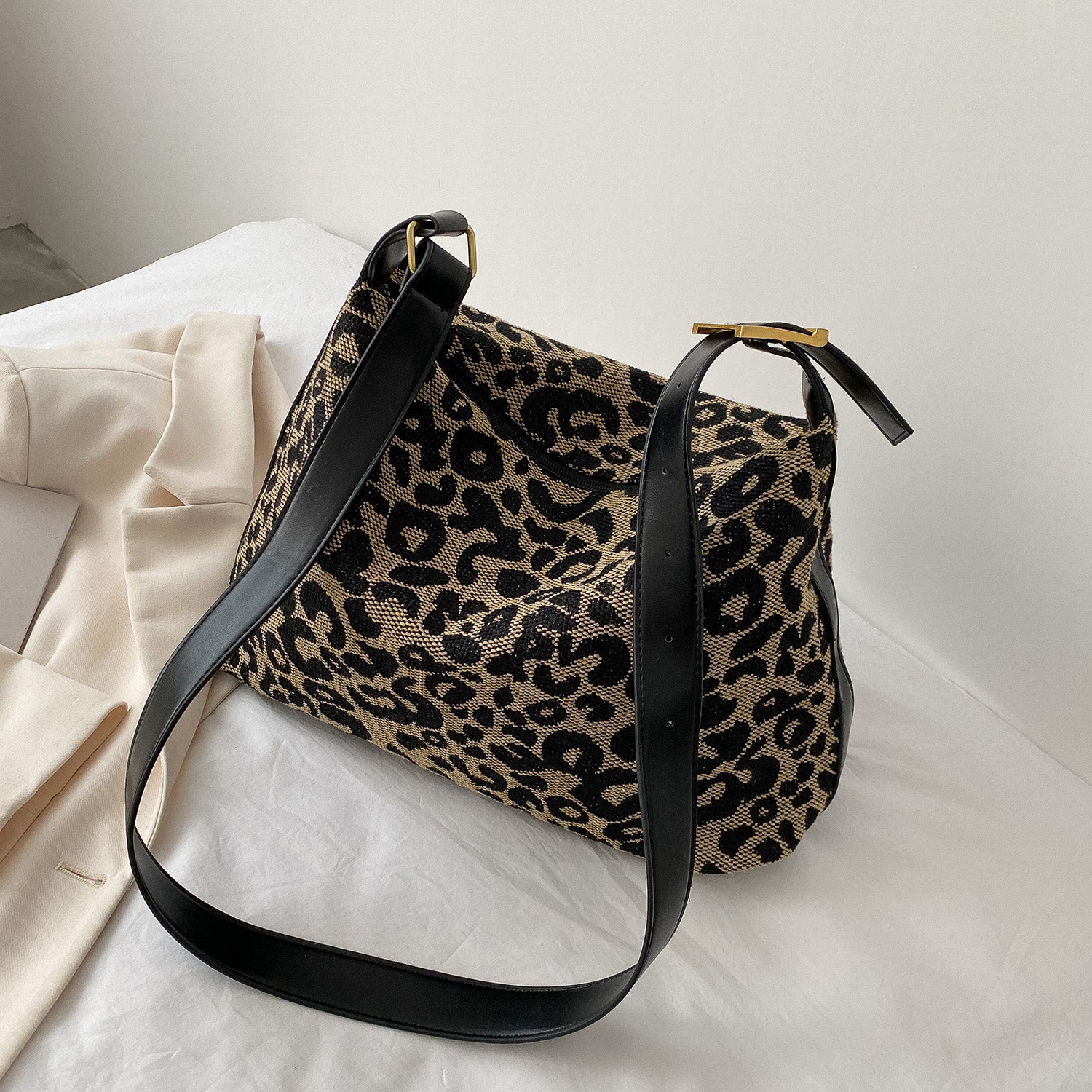 Bolso de hombro de piel sintética con estampado de leopardo