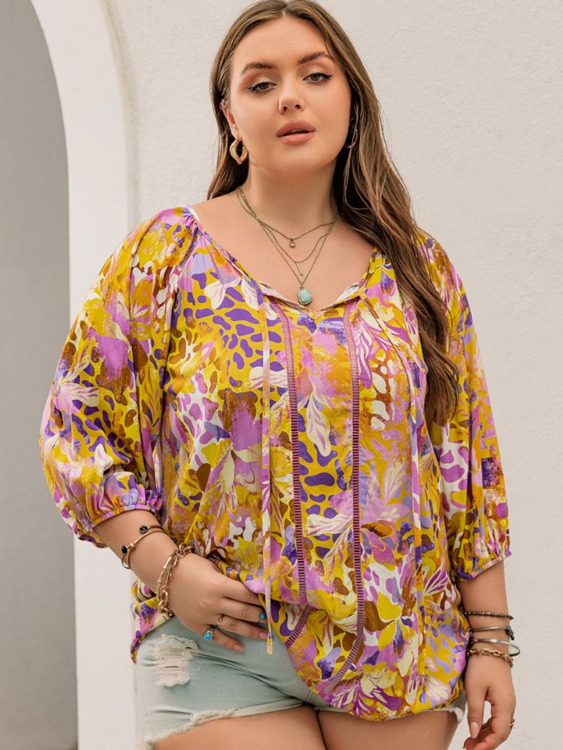 Blusa estampada con lazo en el cuello de talla grande