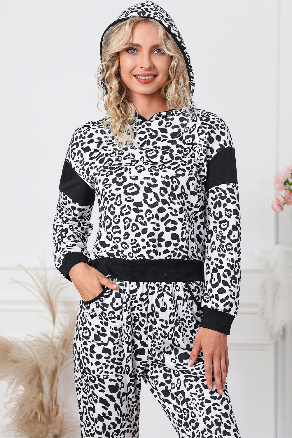 Conjunto de sudadera y pantalón con contraste de leopardo