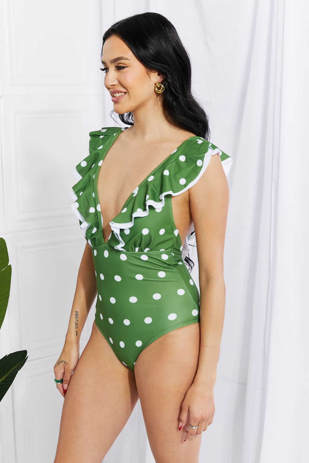 Traje de baño con escote pronunciado y volante Moonlit Dip de Marina West Swim en verde medio