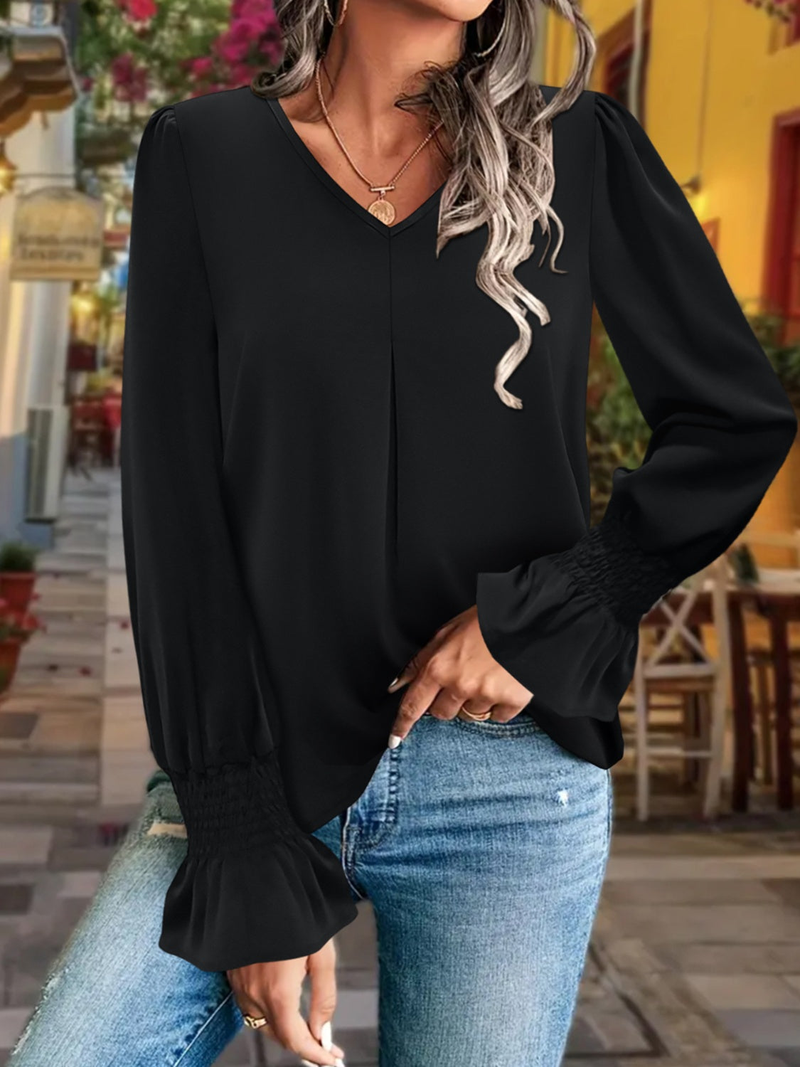 Blusa con escote en V y mangas con volantes