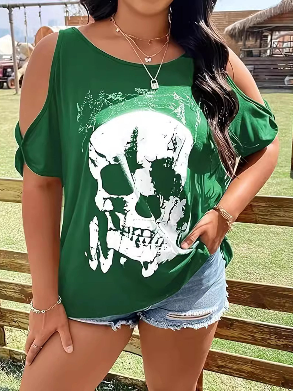 Camiseta con cuello redondo, hombros descubiertos y estampado de esqueleto en talla grande