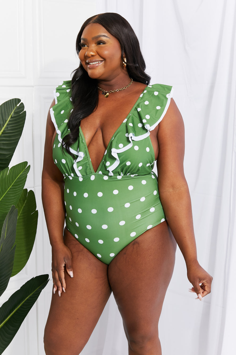 Traje de baño con escote pronunciado y volante Moonlit Dip de Marina West Swim en verde medio