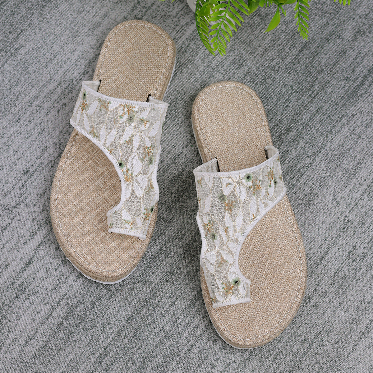 Sandalias planas con tira en la punta y diseño de flores