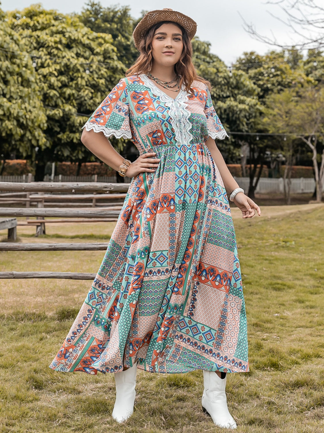 Vestido midi de media manga con estampado de encaje y detalles de talla grande