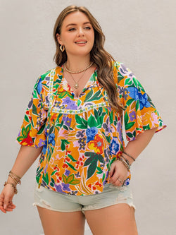 Blusa de media manga con cuello anudado y estampado de talla grande