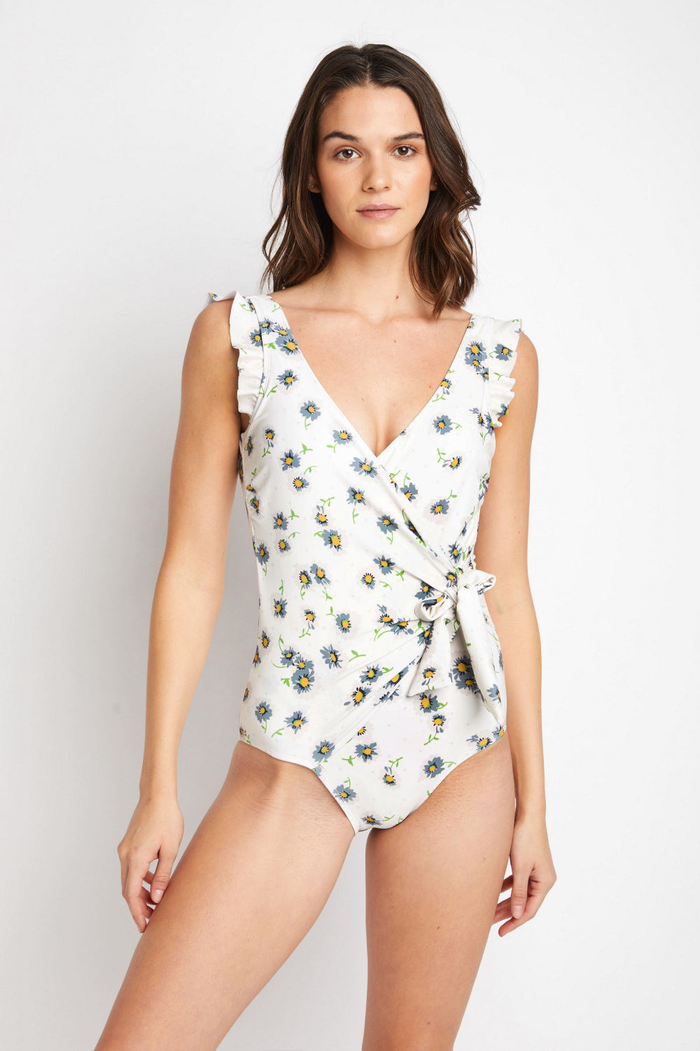 Traje de baño de una pieza con efecto cruzado y volante flotante de Marina West Swim en crema Daisy