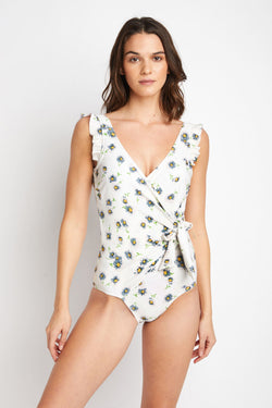 Traje de baño de una pieza con efecto cruzado y volante flotante de Marina West Swim en crema Daisy