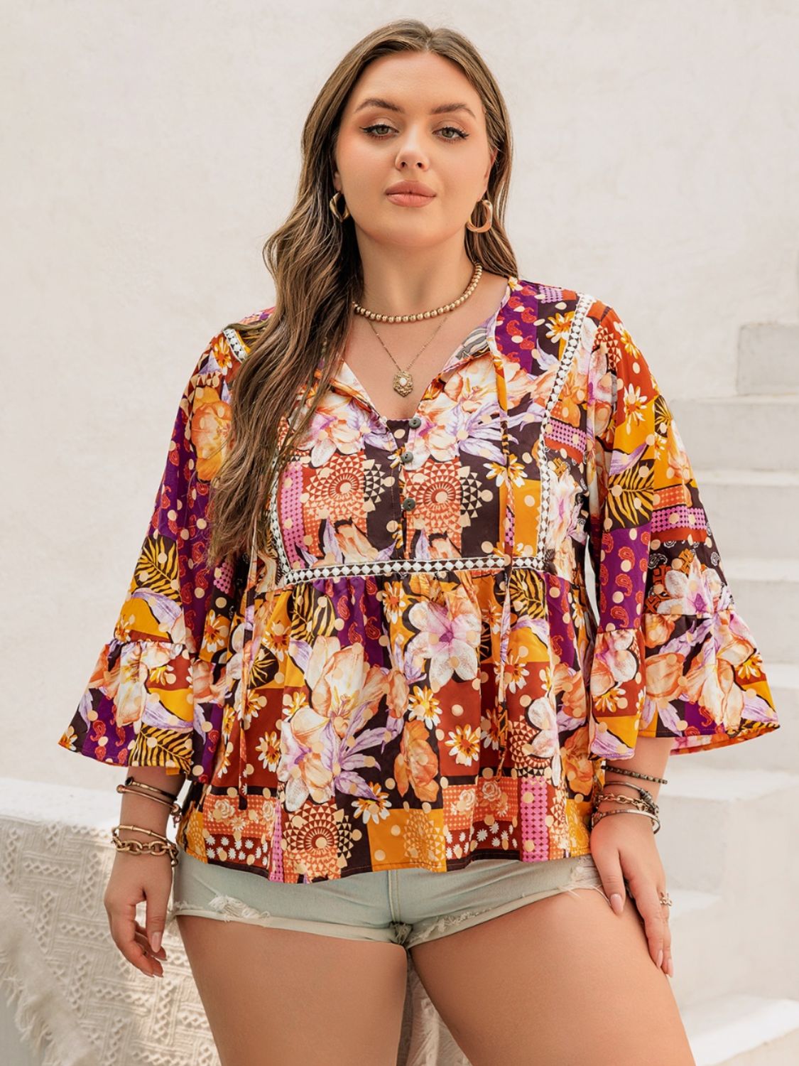 Blusa estampada con lazo en el cuello de talla grande