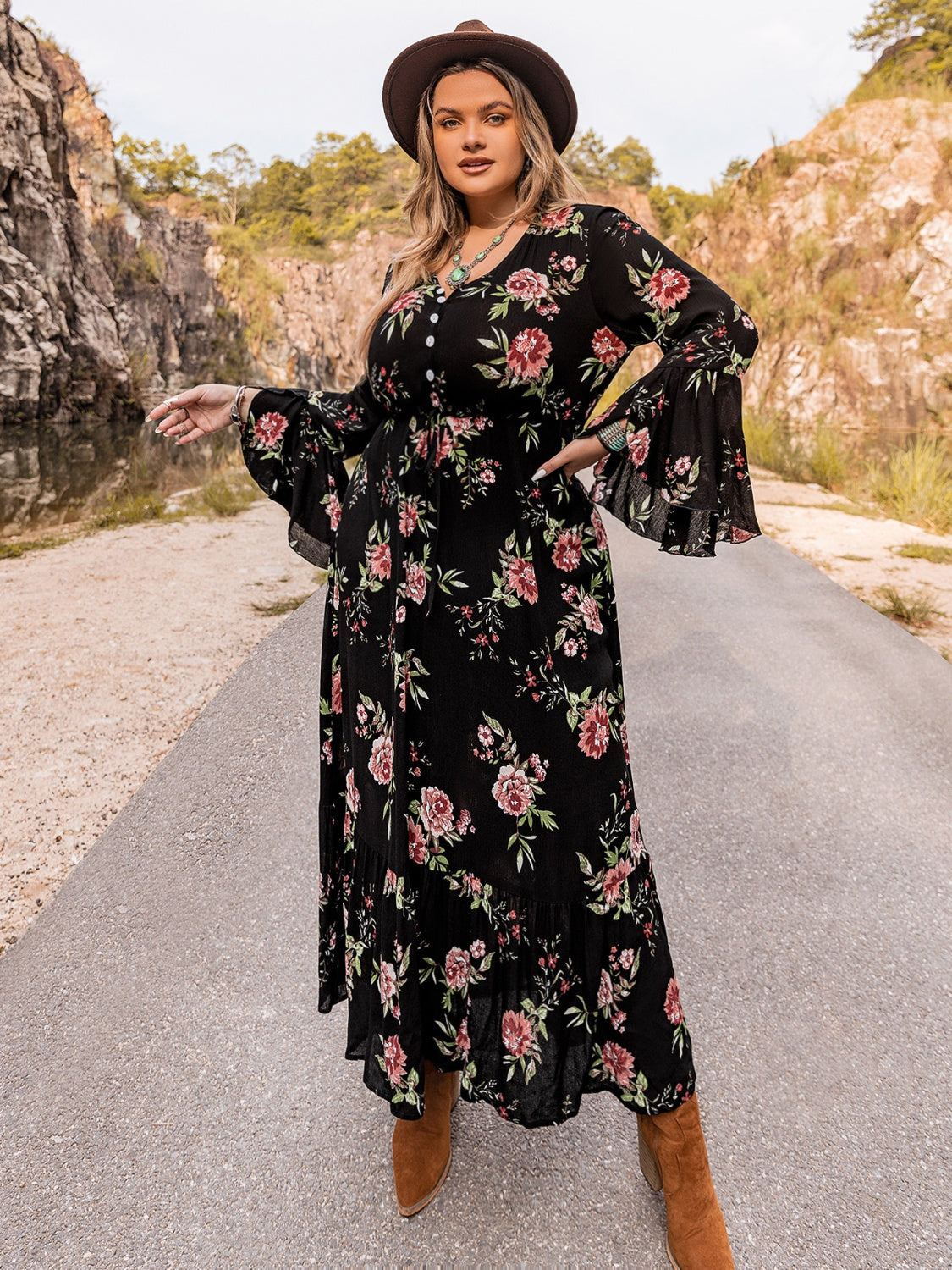 Vestido de talla grande con mangas acampanadas y estampado floral