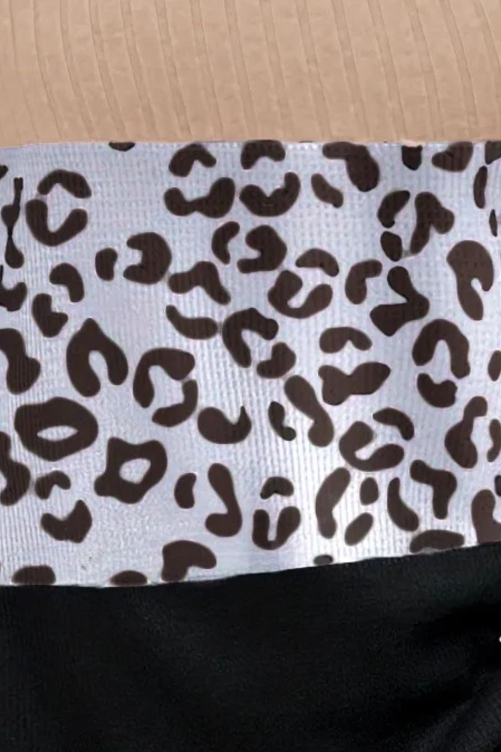 Top de manga larga con cuello redondo y estampado de leopardo