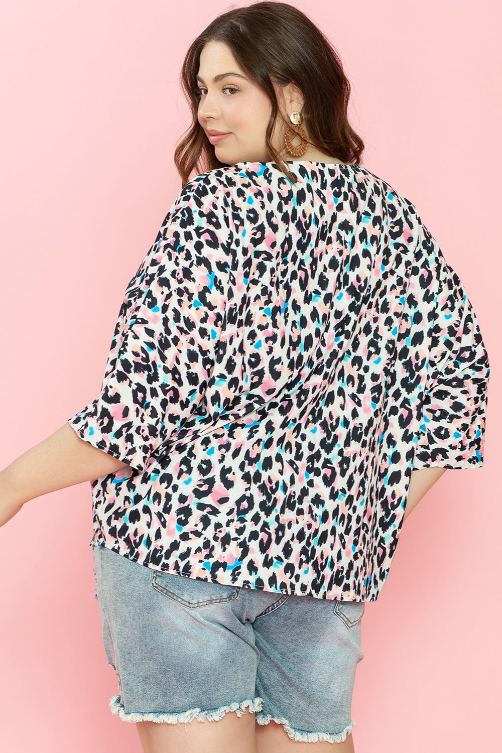 Blusa de manga tres cuartos con escote en V y estampado de leopardo en talla grande