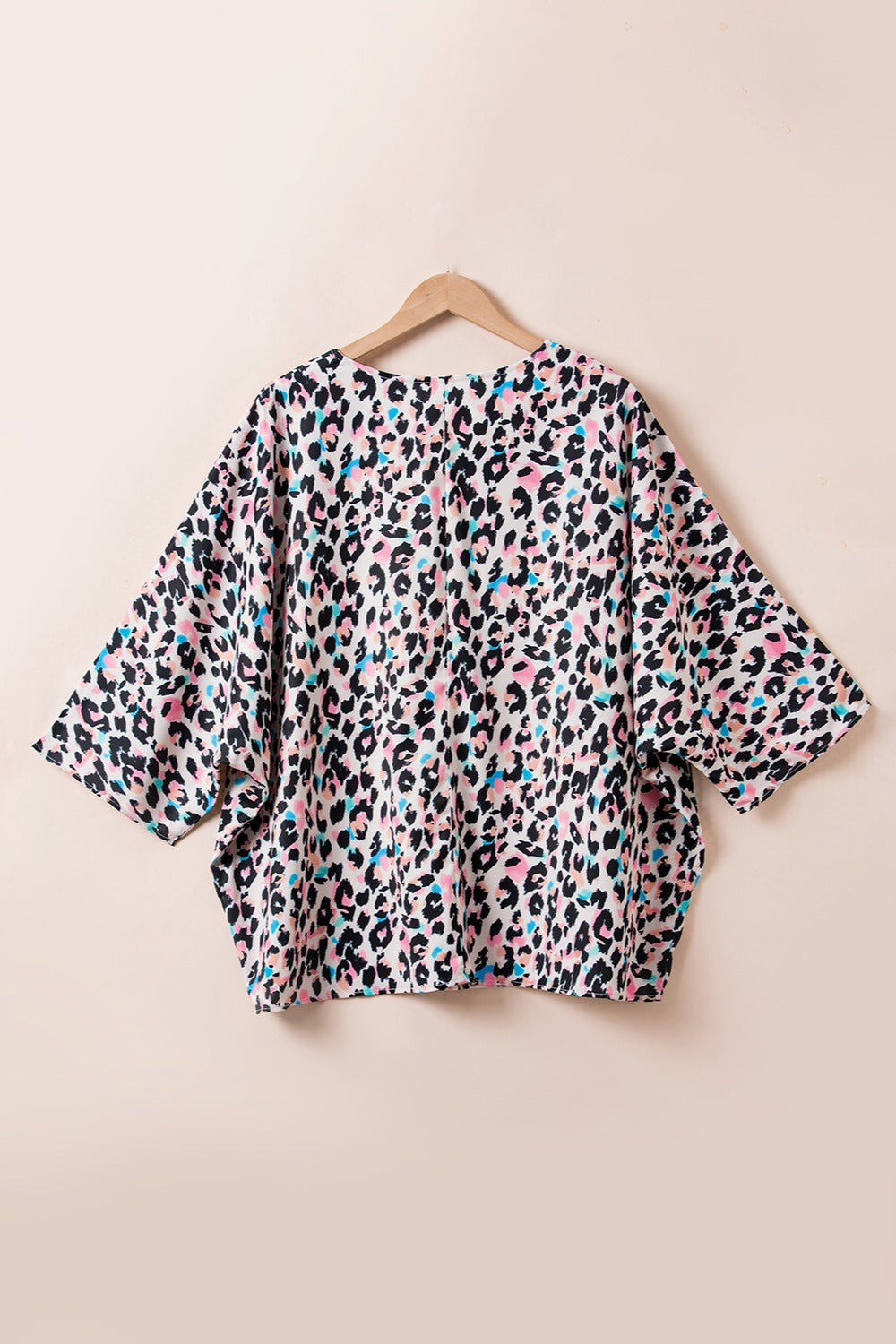 Blusa de manga tres cuartos con escote en V y estampado de leopardo en talla grande