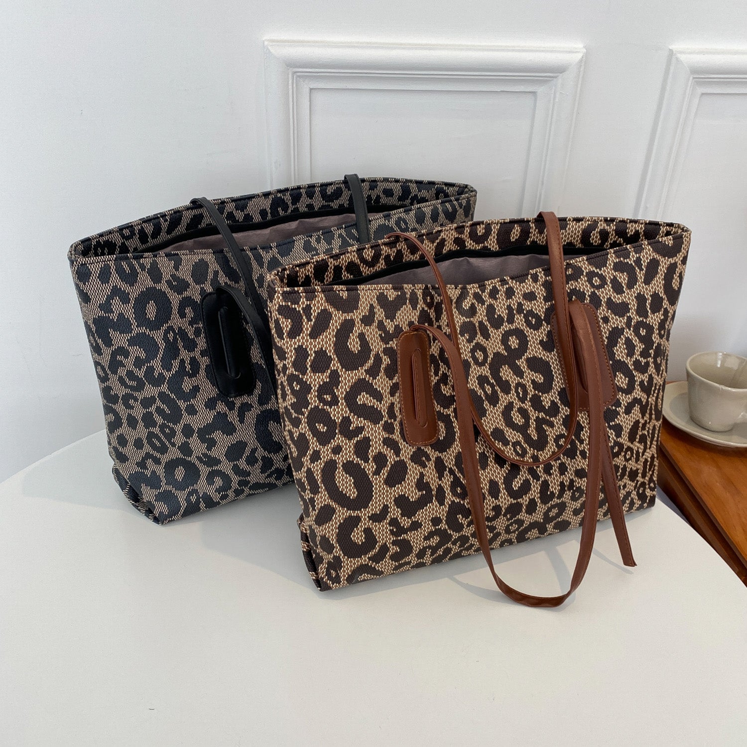 Bolso de mano de piel sintética con estampado de leopardo