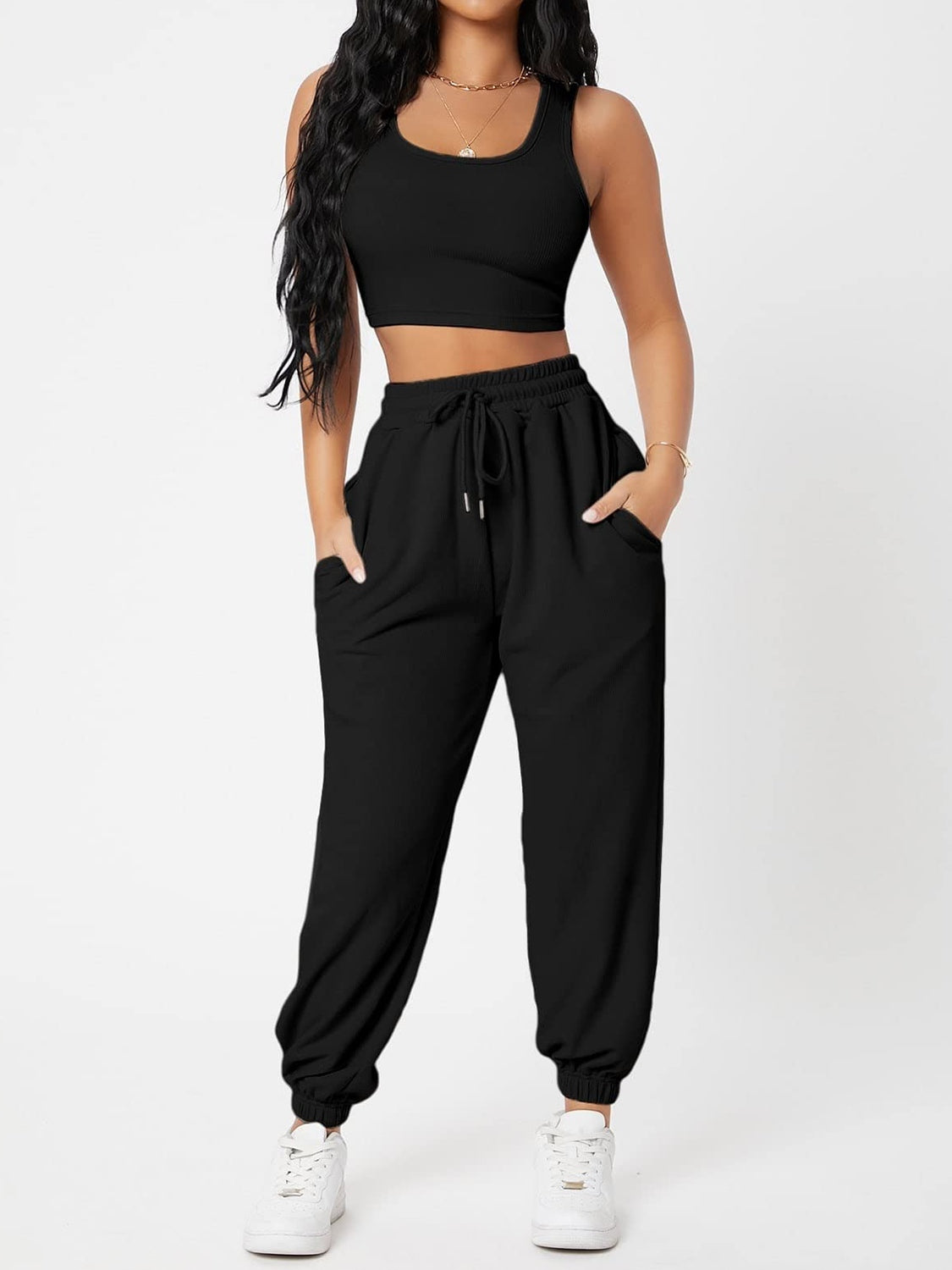 Conjunto de top con tirantes anchos y joggers con cordón